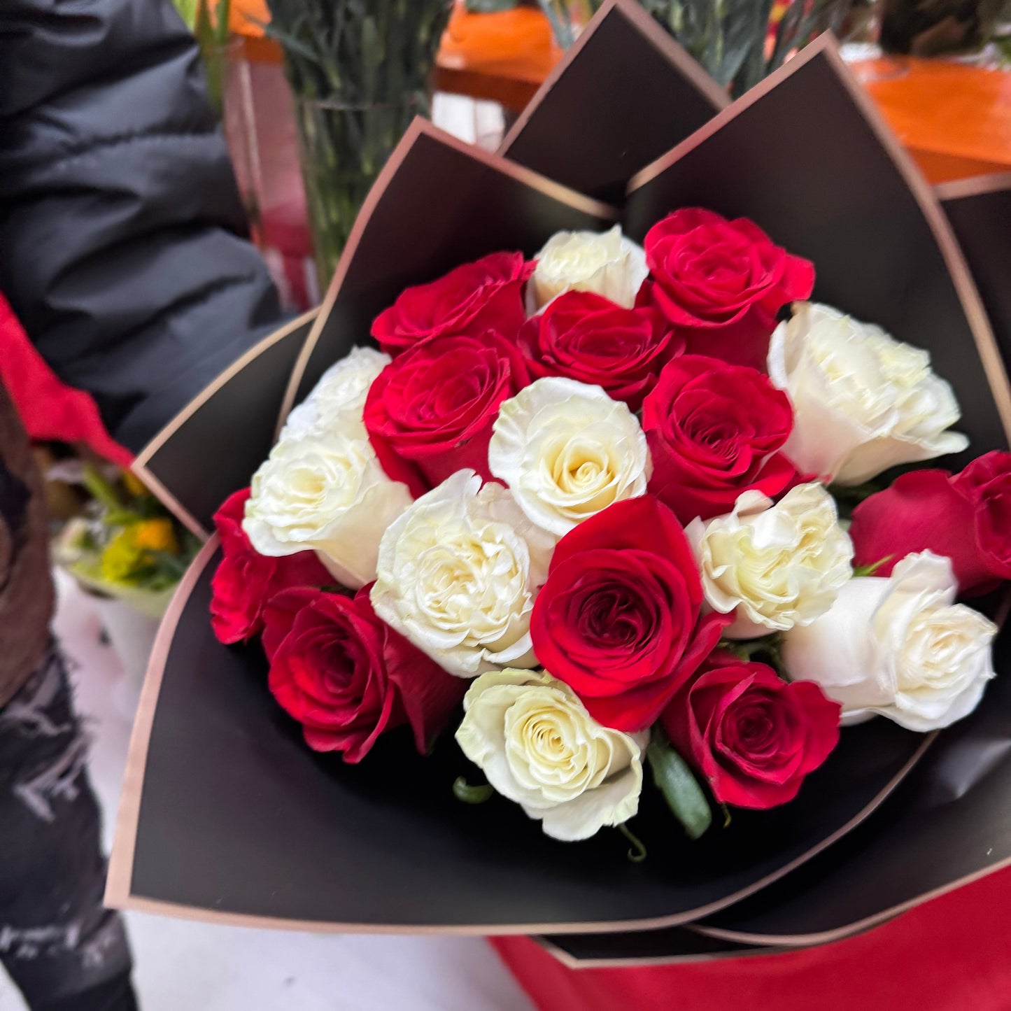 Ramo 9 rosas rojas y 9 blancas