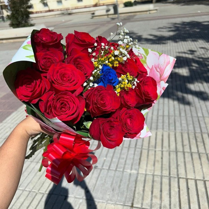 12 rosas rojas y 1 azul