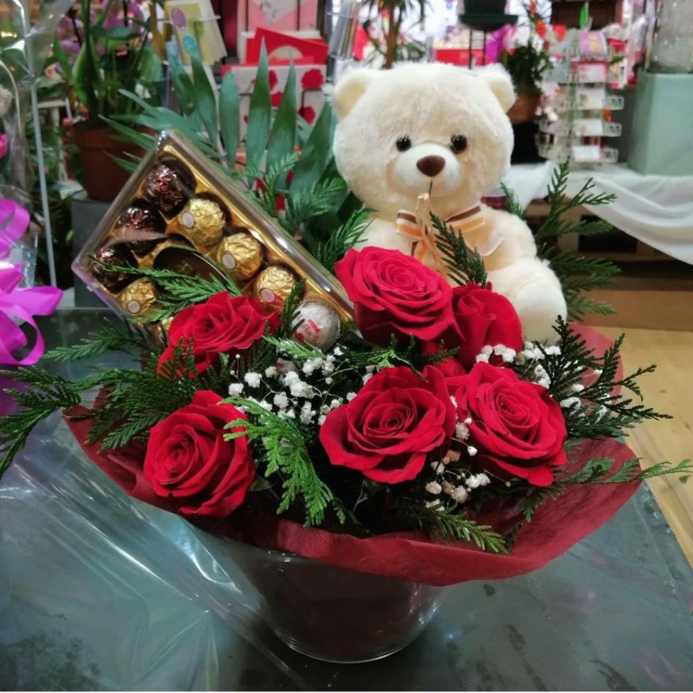 Ramo de rosas + Chocolate + Peluche