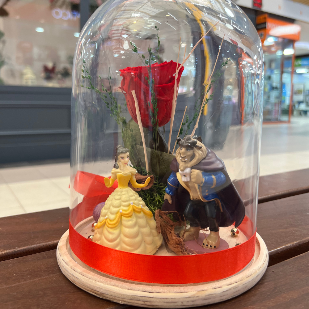 Rosa Bella y Bestia con vestido amarillo