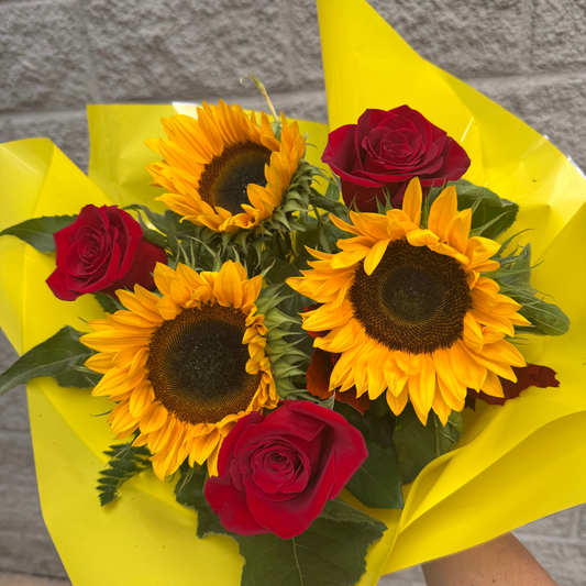 Ramo Girasoles y rosas rojas