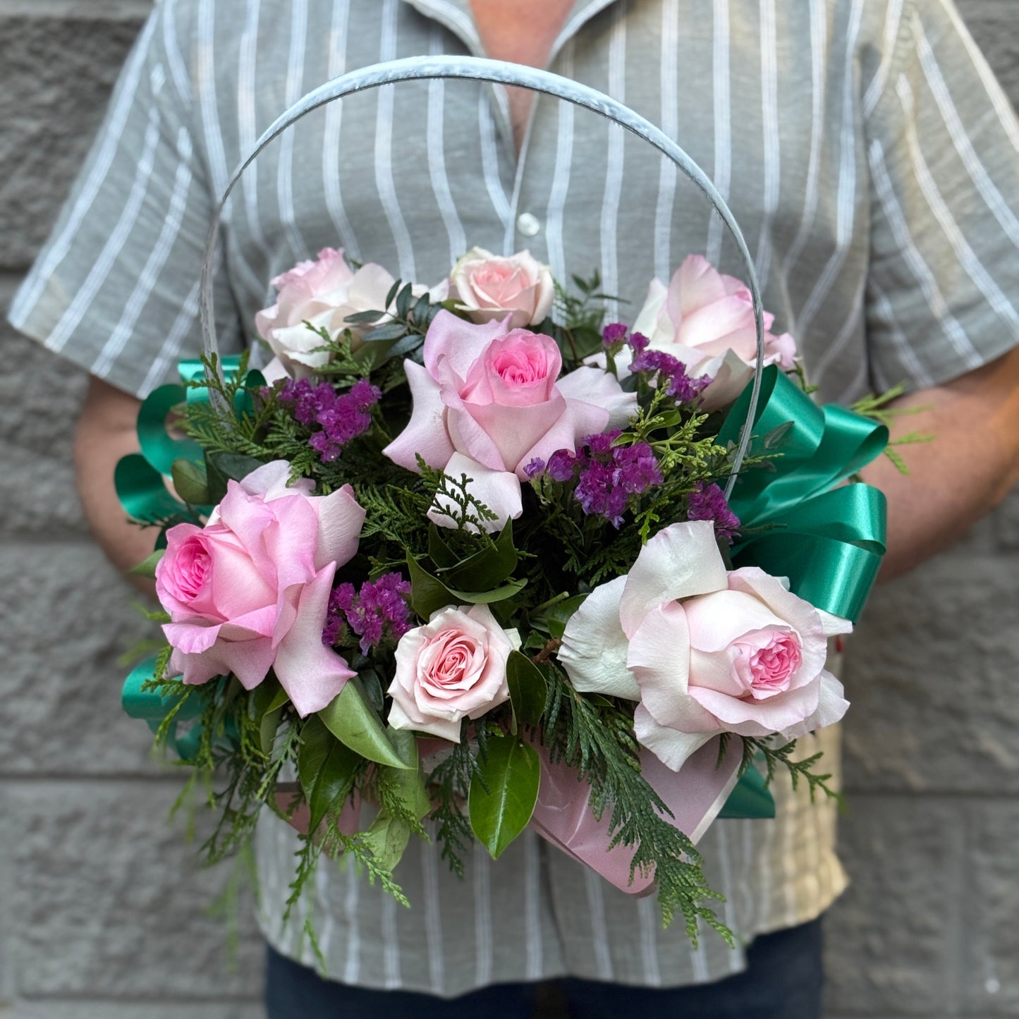 Cesta de rosas rosas