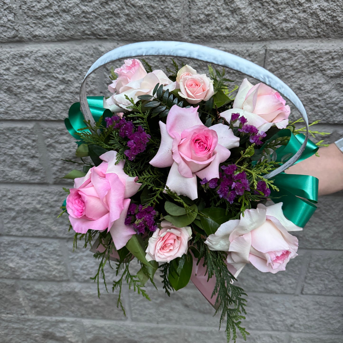 Cesta de rosas rosas