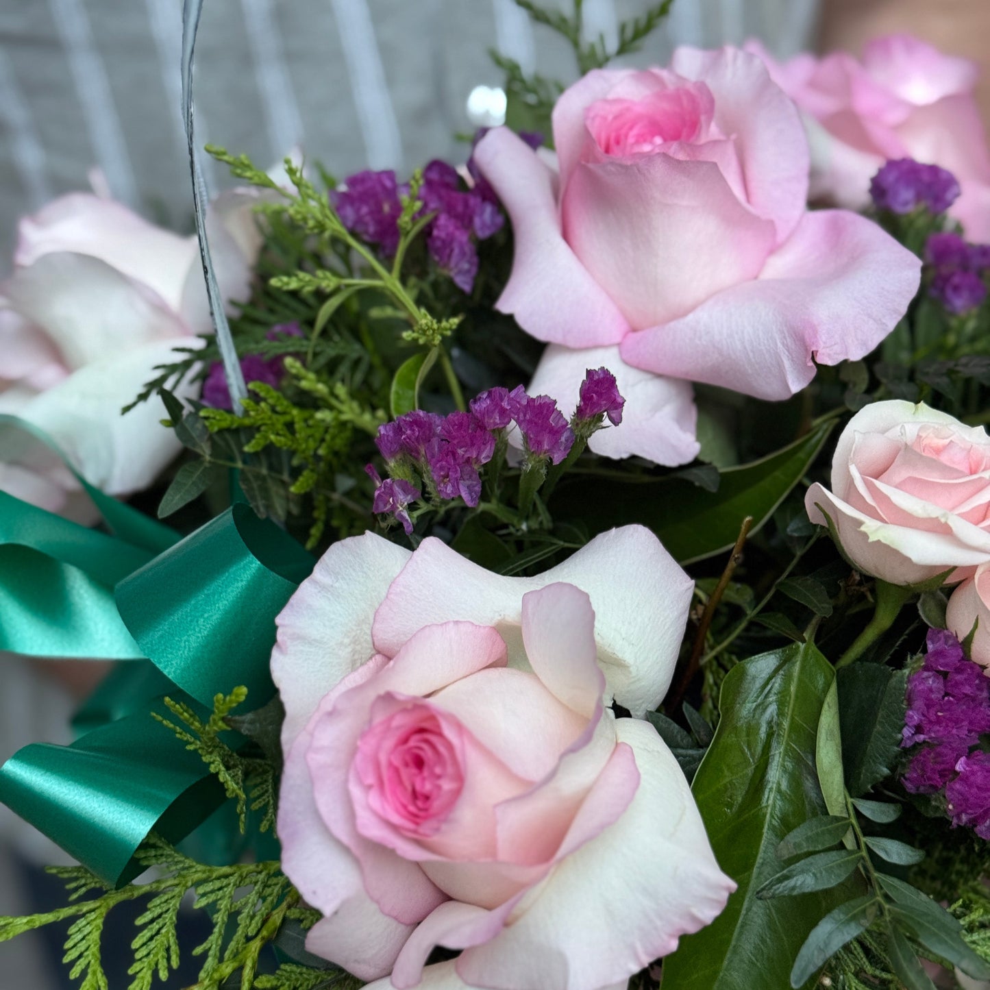 Cesta de rosas rosas